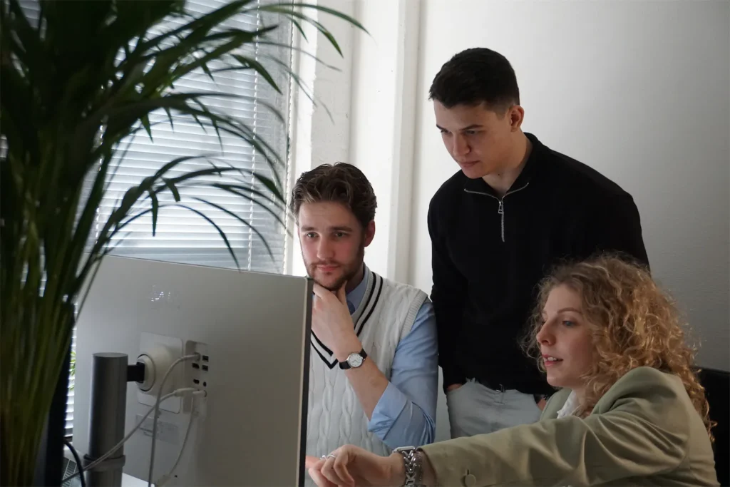 Studenten aan van Avans Hogeschool in Breda aan het overleggen met elkaar achter de computer